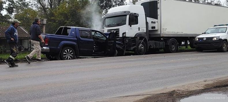 FUERTE IMPACTO. Se produjo esta tarde entre una camioneta Amarok y un camión, sobre la Ruta 28.
