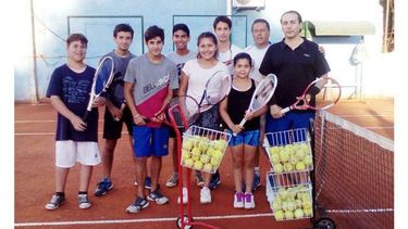 ESCUELA. Aguirre (2º der.) con parte de sus alumnos que comenzarán a competir este año..