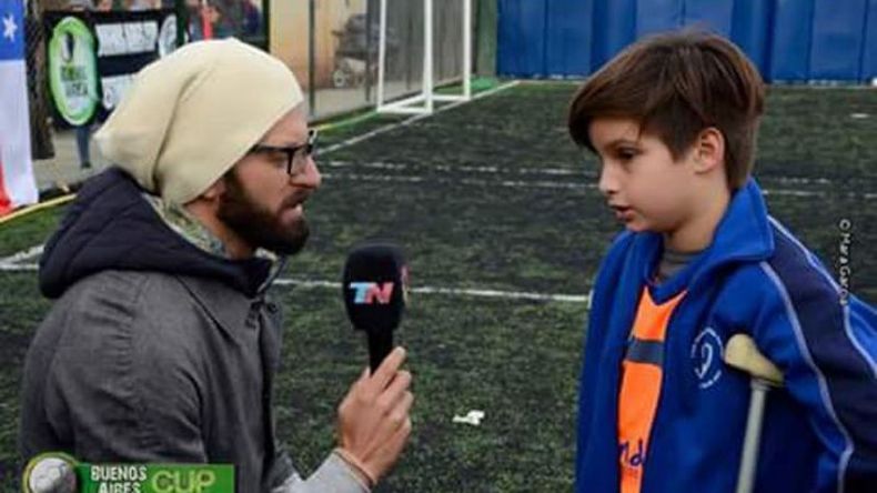ENORME. Santi Fretes, el chico que juega con muletas para Unión de Del Viso, entrevistado para El Trece por el periodista Rifle Varela, durante la Buenos Aires CUP, en la que su equipo llegó hasta los cuartos de final. .