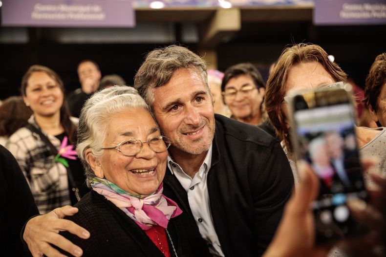 ABRAZO. Federico Achával compartió la celebración con los jubilados.