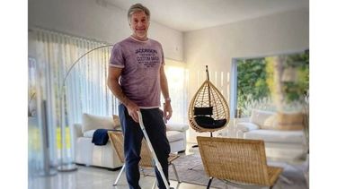 El living, decorado en colores neutros, cuenta con grandes ventanales..