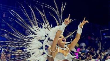 Bellezas nuestras. El fin de semana arrancó el Carnaval de Gualeguaychú. Allí, las pilarenses Catalina Lagomarsino y Mime Gorosito son parte de Marí Marí, que este año montó “Versus”, jugando con los opuestos. A último momento, Catalina fue la elegida para llevar la vestimenta de la reina de la comparsa, quien no pudo estar presente, aunque el próximo fin de semana volverá a su ubicación original. .