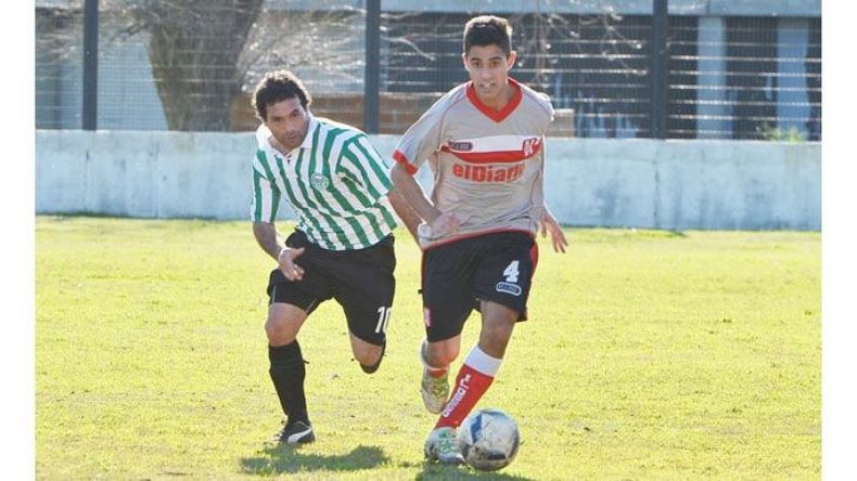 APRETADOS. Abrojal y Atlético están en la pelea y en la última fecha se verán las caras..