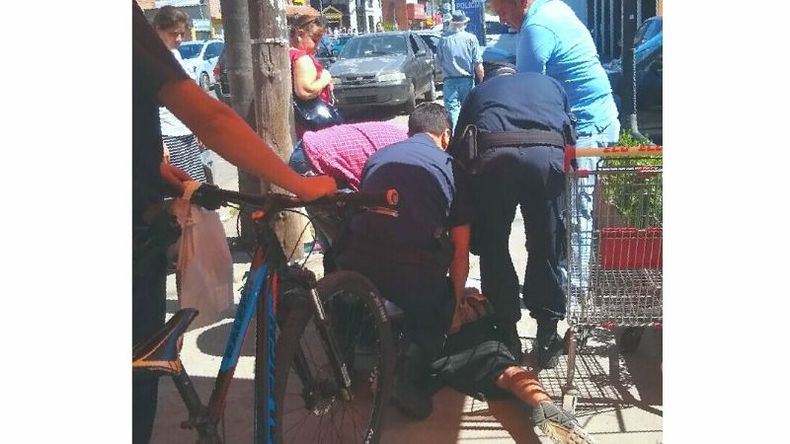 ARRESTADO. Cayó al salir de un supermercado, al lado de la comisaría..