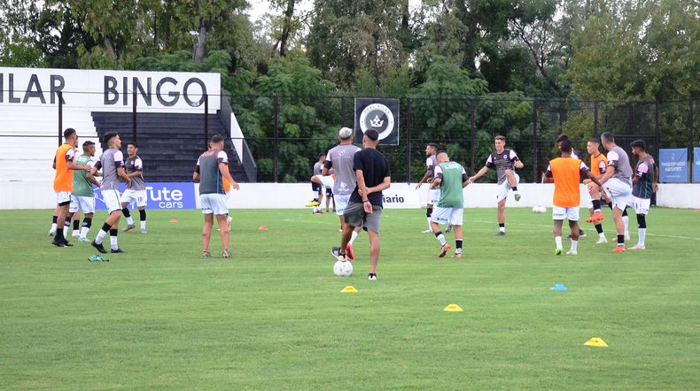 CALENTANDO MOTORES. Los jugadores de Real Pilar se preparan para ir a Campana.