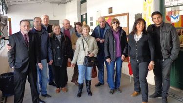 CINCUENTA AÑOS DE EGRESADOS.. Varios integrantes de la promoción 1966 del Instituto Almafuerte de Pilar, se reunieron días atrás para celebrar los 50 años de su egreso. Disfrutaron de una emotiva cena en un restaurante de Pilar y descubrieron una placa (con los nombres que integraron aquel curso) en las instalaciones del Almafuerte, en donde fueron recibidos por las autoridades del colegio y los chicos que actualmente cursan el último año de sus estudios..