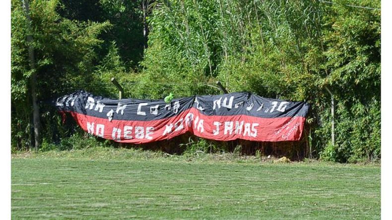 Enamorados del Depor. La bandera de los hinchas de Deportivo Villa Rosa ratifica el amor por los colores y el club del barrio: “Un amor como el nuestro, no debe morir jamás”, expusieron una vez más en la cancha donde recibió a Caza y Pesca, por la División A de la Liga Escobarense..