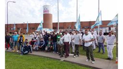 APOYO. Los trabajadores se manifestaron dentro y fuera de la planta Bimbo..