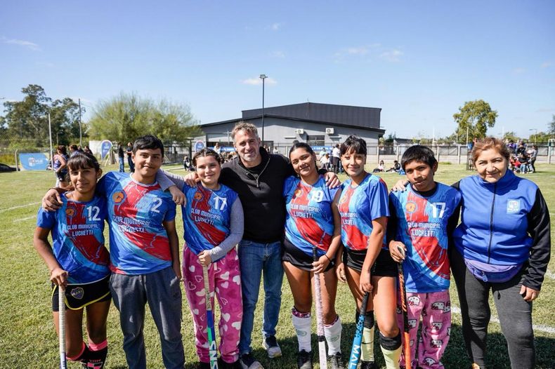 HOCKEY El intendente Federico Achval junto a un grupo de chicas que practican en el Club Tribarrial