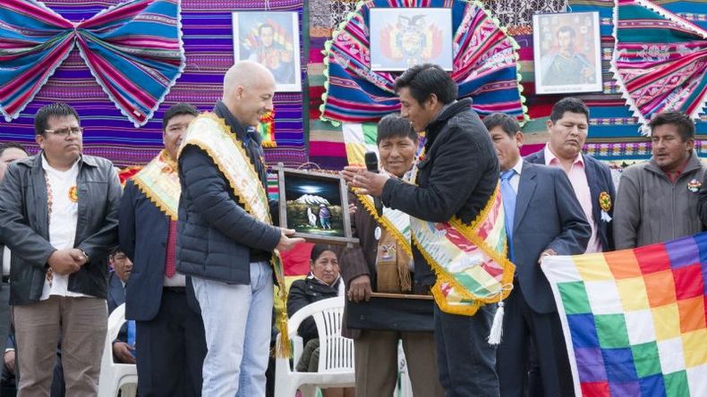 PRESENTES. Ducoté junto a autoridades de la comunidad boliviana..