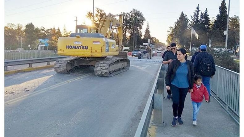 ABIERTO. Mientras dure la obra, el puente seguirá libre para los peatones..