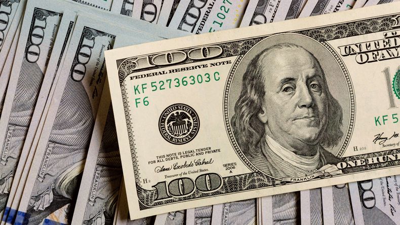 Mirá a cuánto cotiza el dólar blue, el dólar ahorro, el dólar tarjeta y el dólar turista en Argentina, según el promedio del Banco Central.&nbsp;