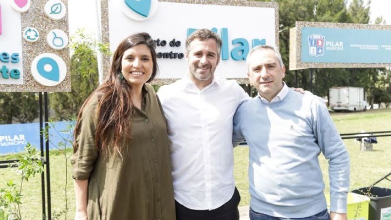 Los ministros Vilar y Larroque, junto al intendente Achával. .