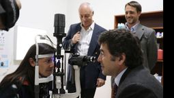 PRUEBA. Saravia hace una prueba, atrás miran Laurent y Atchabahian..