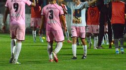 GOLEADOR. “Estoy muy orgulloso de este equipo”, dijo Crocco que festeja su gol con Jonatan Morán (9) y Enzo Franco (3).