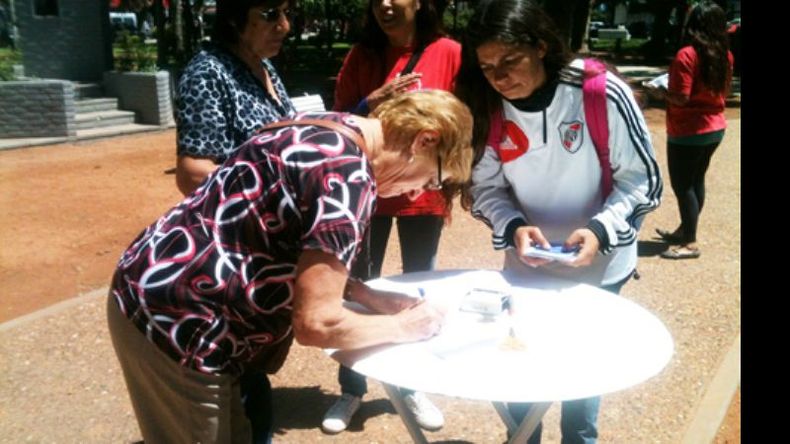 La gente firmó para ayudar a Luciano..