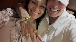 El cantante derquino Callejero Fino junto a su mamá, Inocencia.&nbsp;