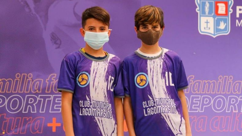HAY EQUIPO. Cada vez más chicos se ponen la camiseta del nuevo club. .