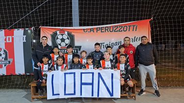 La categoría 2013 de Peruzzotti, competirá en el torneo de Rafaela, se suma al pedido por la aparición de Loan, en Corrientes.