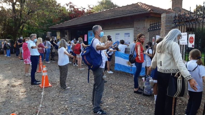 Abrazo simbólico al Colegio Santa María..