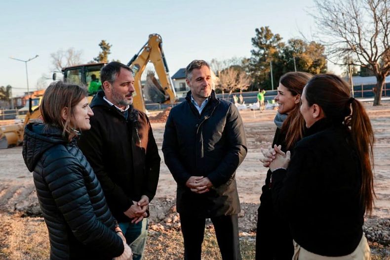 Federico Ach&aacute;val recorri&oacute; las obras de renovaci&oacute;n de la plaza del barrio Los Cachorros.