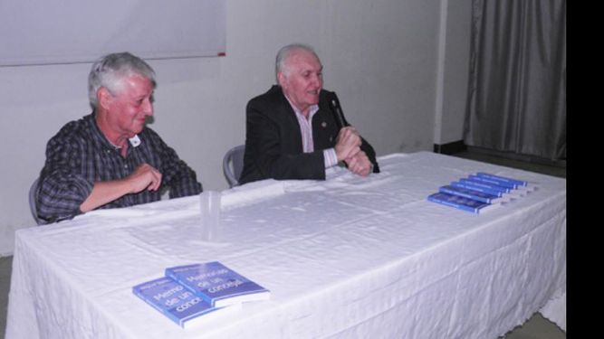 Saric (derecha), junto a Carlos Cabral..