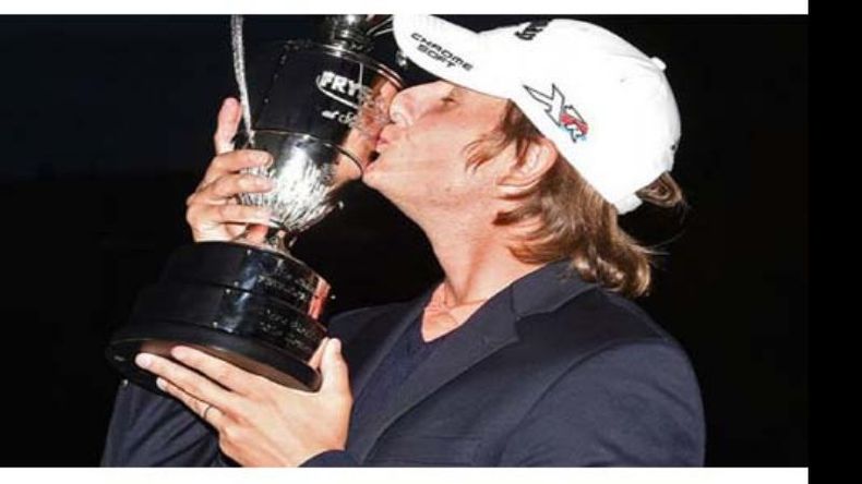 HACE HISTORIA. Grillo besa el trofeo de su primer PGA Tour..