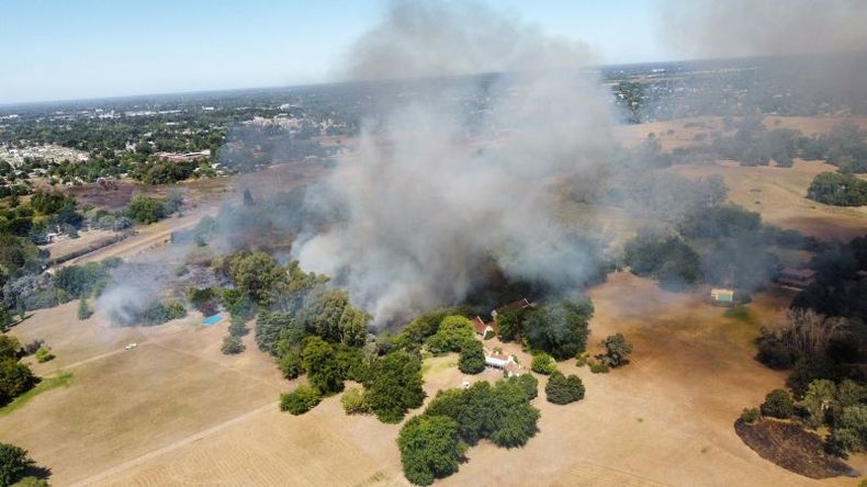 Vista aérea del incendio ocurrido este martes en Villa Rosa (foto Lucas Marroquín)..
