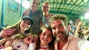 Rufina junto a sus padres, su hermana Magnolia y su abuela Marcela. .