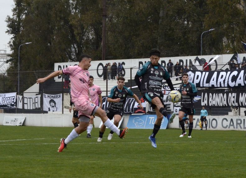 ATAQUE. Rodríguez Silva mete el centro. El Uru hizo y le cometieron penal en cada tiempo.