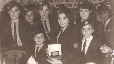 PRIMERAS Delma Vattuone, Elsa Martinelli, Elsa Ferraro, Marisú Vergani y las niñas María del Pilar Blesa y María del Carmen Rodríguez (foto: archivo familia Vattuone)..