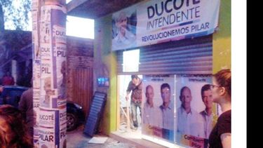 VIDRIOS ROTOS. Militantes en el local, tras el ataque del martes..