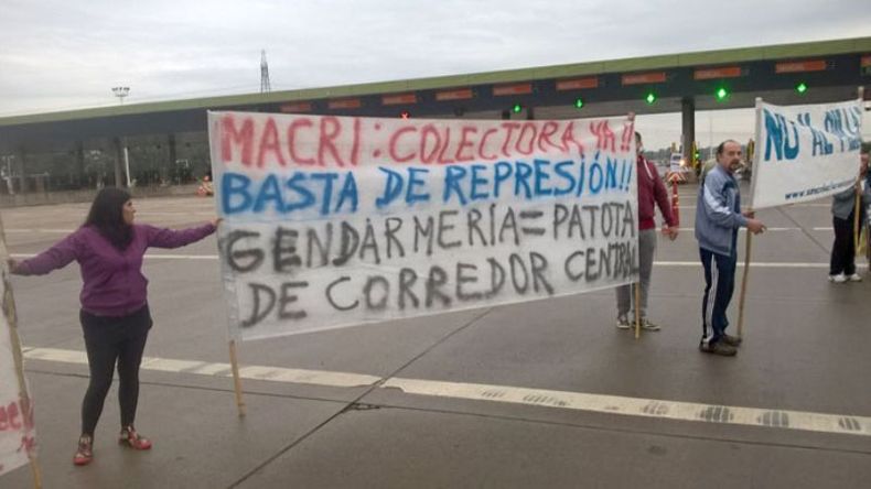 IMPARABLES. Bajo la lluvia, los vecinos volvieron a reclamar la colectora. .