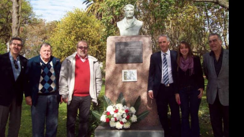 HOMENAJE. En el Día del Inmigrante Italiano en la Argentina, autoridades de la Asociación Italiana colocaron una ofrenda floral en el busto de Manuel Belgrano, en la plaza 12 de Octubre. Funcionarios municipales acompañaron el acto..