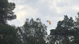 Perdón, pero así, por más esfuerzo que haga no se puede... ¿Qué hacen los parapentes paseando como si nada? Pasaron 4 y me indigna, desde marzo que no veo a mi familia, solo salgo para alguna compra. Y estos no respetan nada. GrSol con rayosciela Dolores Martinez / @gracieladmarti1..