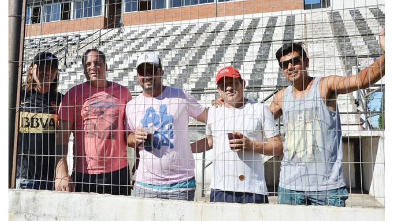Espías con Gatorei. El encuentro entre San Lorenzo y Las Campanas, de Federación Norte, tuvo en el Carlos Barraza al cuerpo técnico de Atlético junto a dirigentes analizando el nivel de la otra zona de competencia. Para que no queden dudas, están tomando ¡Gatorei!.