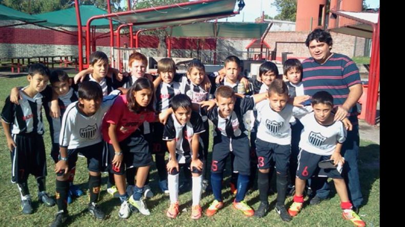 Los chicos de Fénix posan en la cancha auxiliar de River, antes de los amistosos..