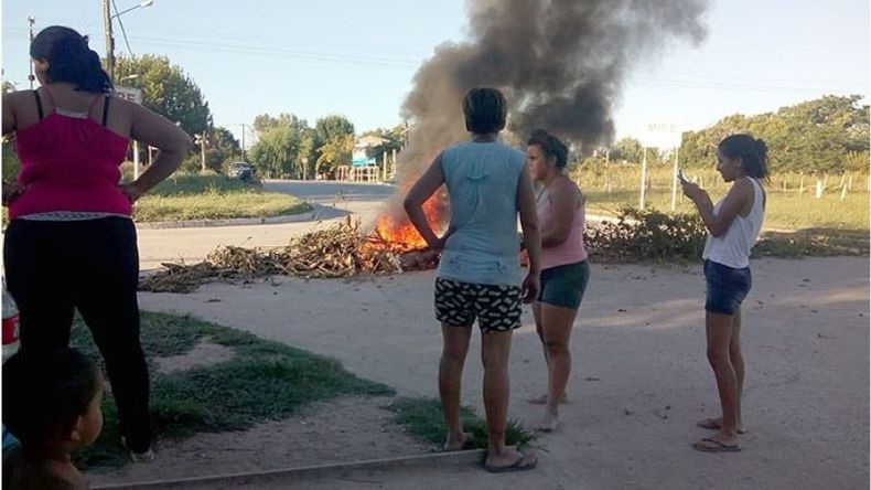 ENOJO. Cansados de no tener respuestas los vecinos cercaron al intendente..