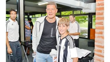 CRACK. El ex Boca Fernando Battaglia, acompañó a sus hijos..