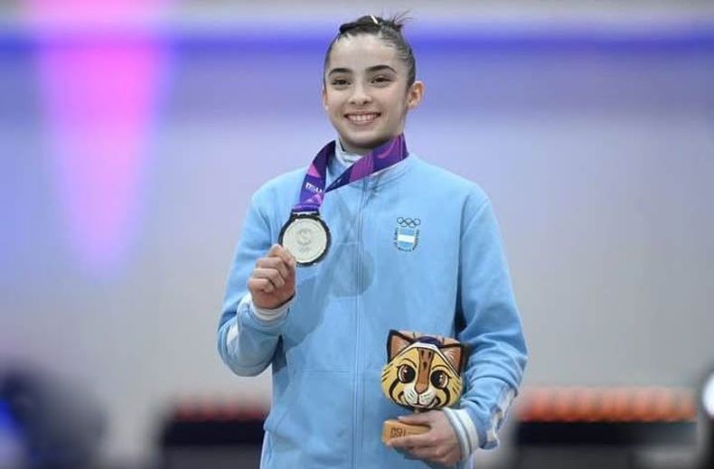 CHICA DE PLATA. Lucas sumó las medallas de plata en prueba completa y barras asimétricas.