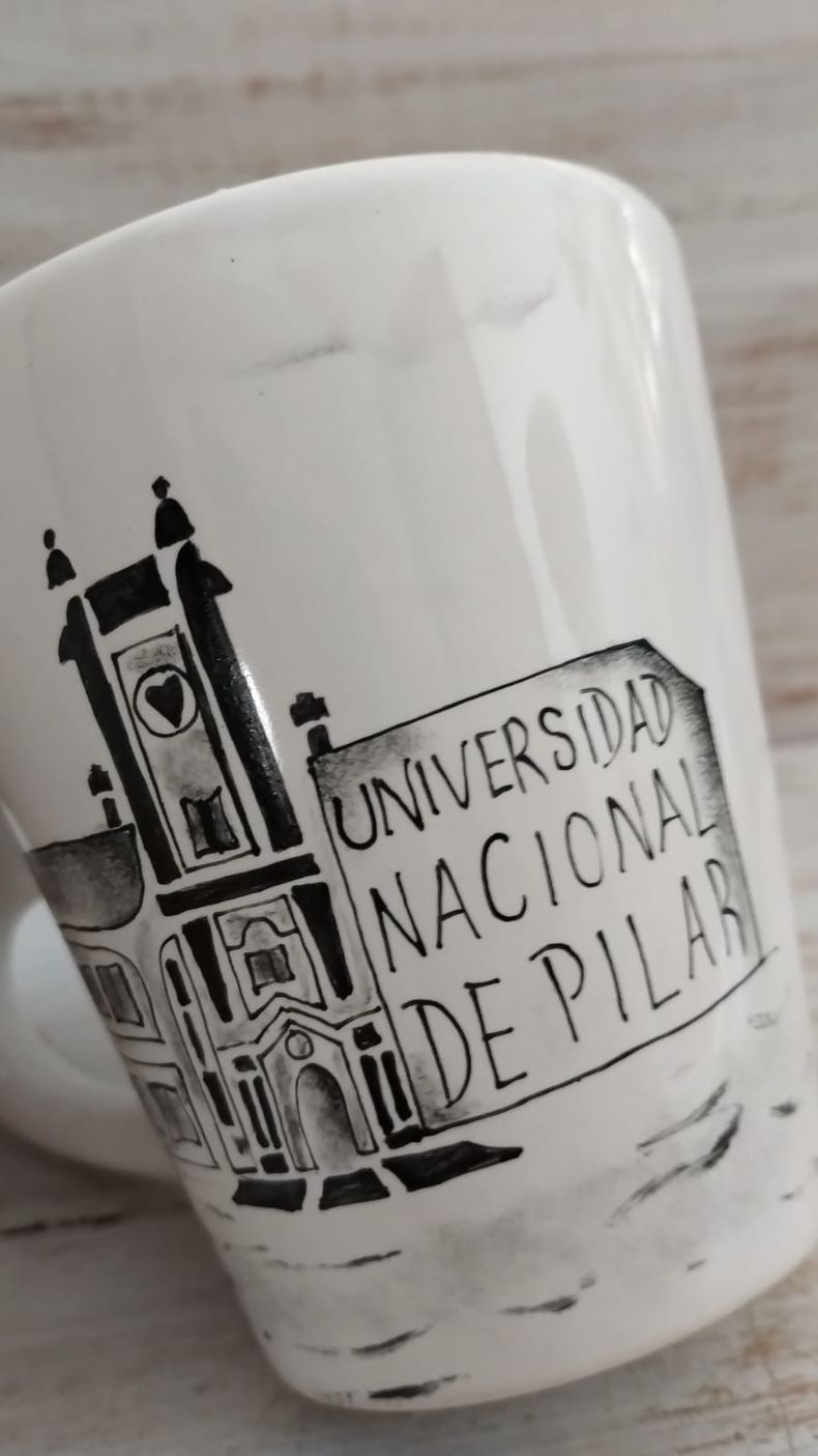 Las tazas de la Universidad de Pilar se venden en La Baulera.&nbsp;