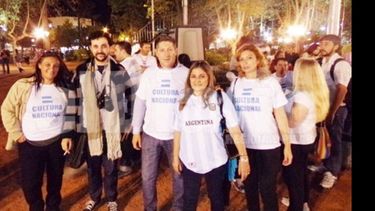 BANDERAS. Gómez y González presentaron el proyecto en la plaza..