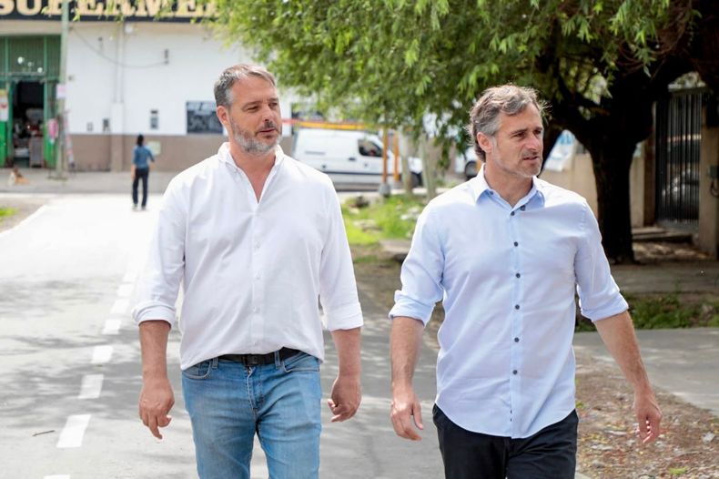 CAMINATA. Santiago Laurent y Federico Achával recorrieron los nuevos asfaltos de la calle Suiza.