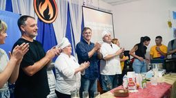 LAS MANOS EN LA MASA. Federico Achával y Santiago Laurent participaron del taller con los vecinos.