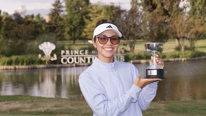 CAMPEONA. Gómez Cisterna posa con su primera copa del Abierto de Chile.