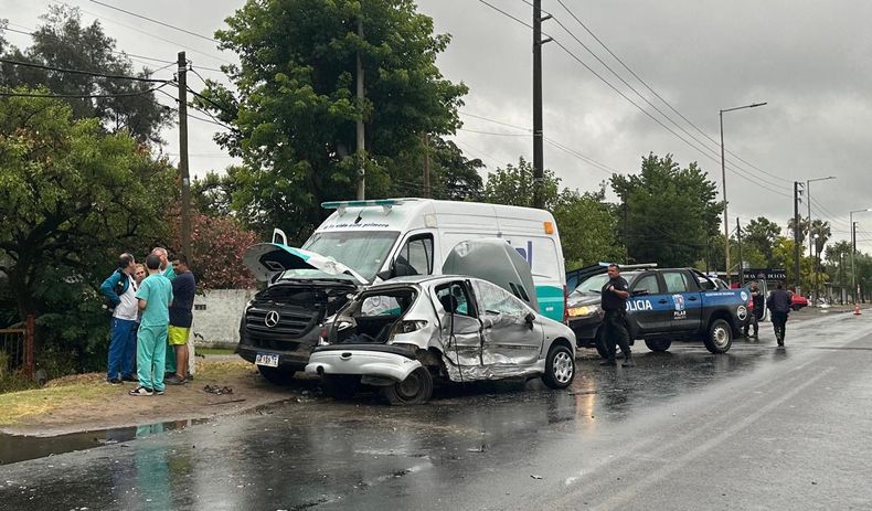 RUTA 26 La ambulancia y uno de los tres vehculos involucrados en el choquenbsp