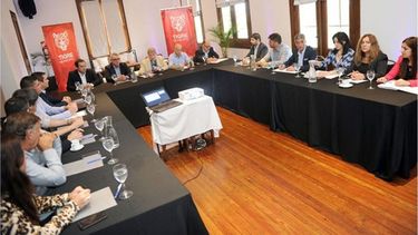 MESA. Los intendentes y sus asesores, en plena reunión..