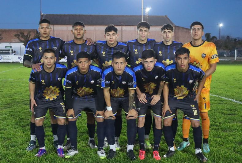 EQUIPO. El once inicial de Metalúrgico que jugó el miércoles por la noche en Lobos.