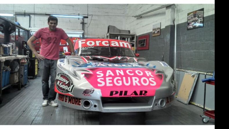 PRESENTACIÓN. Federico Lynn junto al flamante Falcon que utilizará en el TC Pista..
