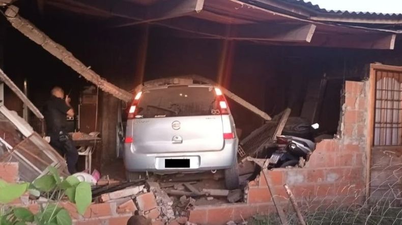 LA ESCENA. El vehículo derribó la pared. Los menores murieron mientras dormían..